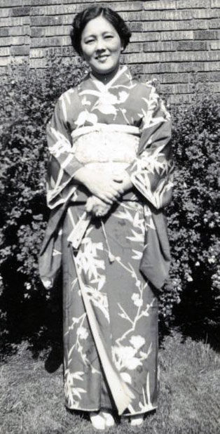 Photo of Hawayo Takata as a young woman wearing a kimono