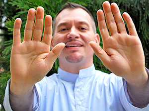 Photo of Reiki Master Brian Brunius sending Reiki through his hands to the viewer of the photo