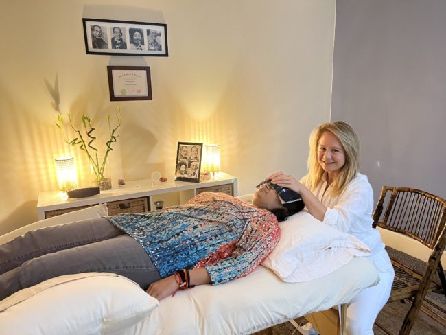 Photo of Stephanie Grasso, Reiki Master, performing a Reiki Treatment on her client at the Bryn Mawr Reiki Center.
